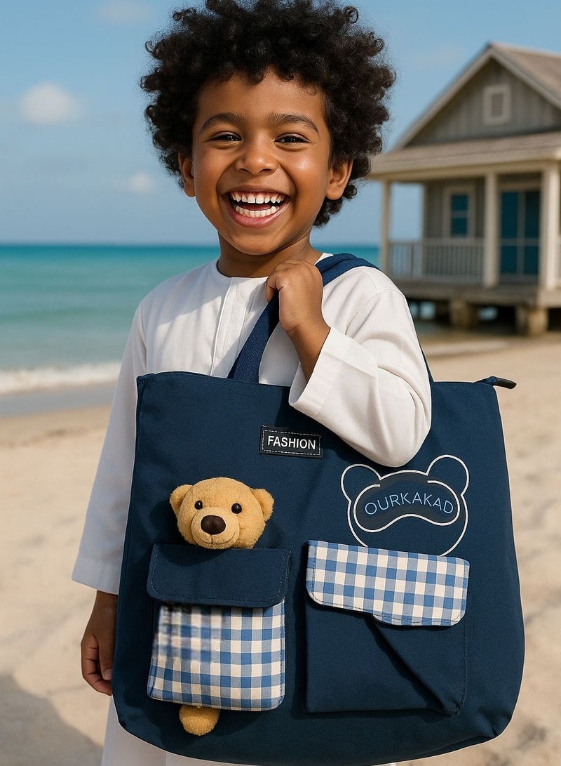 فاشون شنطة كتف حمل لطيفة من القماش و النايلون متعددة الاستخدامات مع سحاب لحفظ الاشياء داخل الحقيبة و جيبين خارجيين فيه نقش كاروهات و  دبدوب لطيف سعة كبيره يستخدمها الفتيات المراهقات او الامهات او الاطفال سهلة التنظيف تحفظ غيرات الاطفال او المقنيات الشخصية او العاب البحر او المكياج او العطور في السفر او الخروج اليومي ايضا مثاليه للهدايا لون ازرق كحلي - Image 2