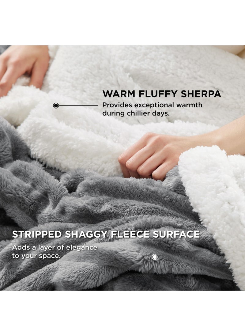 بيد شور Bedsure Sherpa رمي بطانية للأريكة - بطانية ناعمة مريحة للسرير بطانية دافئة سميكة لشتاء أفخم رمادي داكن رمي هدية بطانية 50 × 60 بوصة  - Image 3