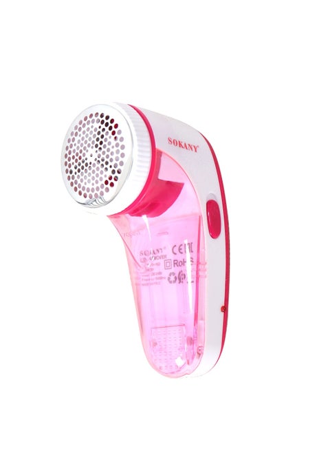 آلة إزالة الوبر SK-882 للملابس والمفروشات سهلة التشغيل وتعمل بالبطارية للراحة وسهولة الحمل، وتتميز بحاوية لجمع الوبر وقرص معدني على شكل خلية نحل لحماية الملابس من الشفرات.