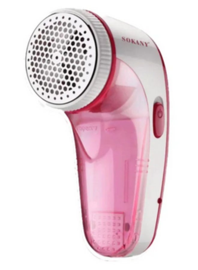 سوكاني آلة إزالة الوبر SK-882 للملابس والمفروشات سهلة التشغيل وتعمل بالبطارية للراحة وسهولة الحمل، وتتميز بحاوية لجمع الوبر وقرص معدني على شكل خلية نحل لحماية الملابس من الشفرات. - Image 2