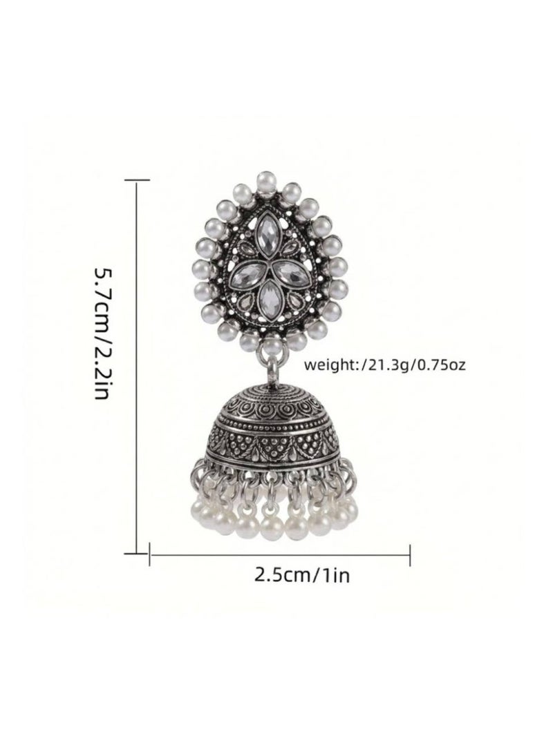 أقراط جومكا (Jhumka) فضية فاخرة - مرصعة بحبيبات اللؤلؤ وأحجار الراين اللامعة للنساء - Image 3