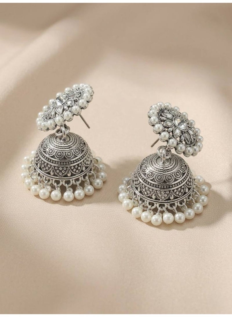 أقراط جومكا (Jhumka) فضية فاخرة - مرصعة بحبيبات اللؤلؤ وأحجار الراين اللامعة للنساء - Image 4