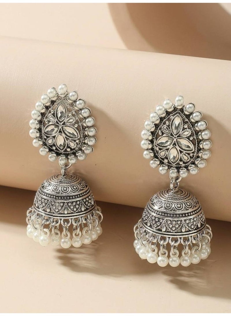 أقراط جومكا (Jhumka) فضية فاخرة - مرصعة بحبيبات اللؤلؤ وأحجار الراين اللامعة للنساء - Image 5