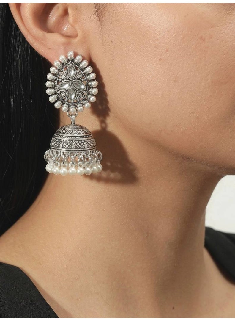 أقراط جومكا (Jhumka) فضية فاخرة - مرصعة بحبيبات اللؤلؤ وأحجار الراين اللامعة للنساء - Image 1