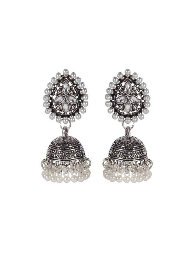 أقراط جومكا (Jhumka) فضية فاخرة - مرصعة بحبيبات اللؤلؤ وأحجار الراين اللامعة للنساء - Image 2