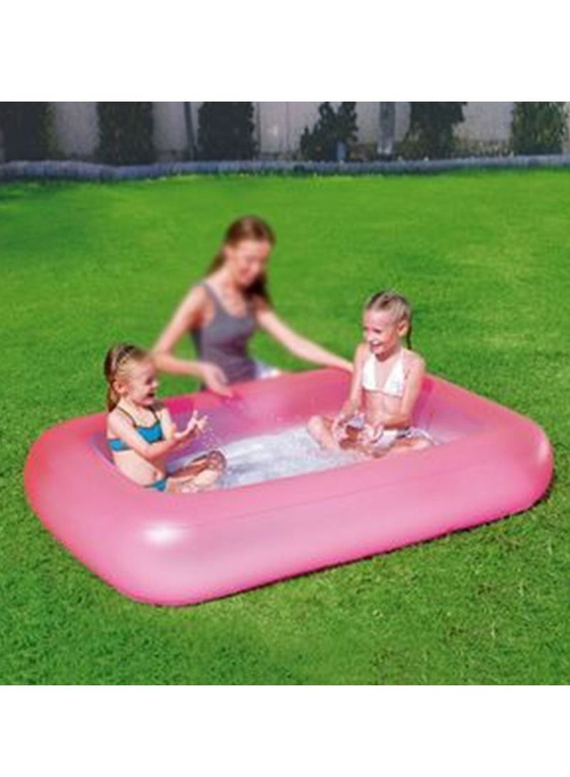 مسبح مستطيل وردي شفاف