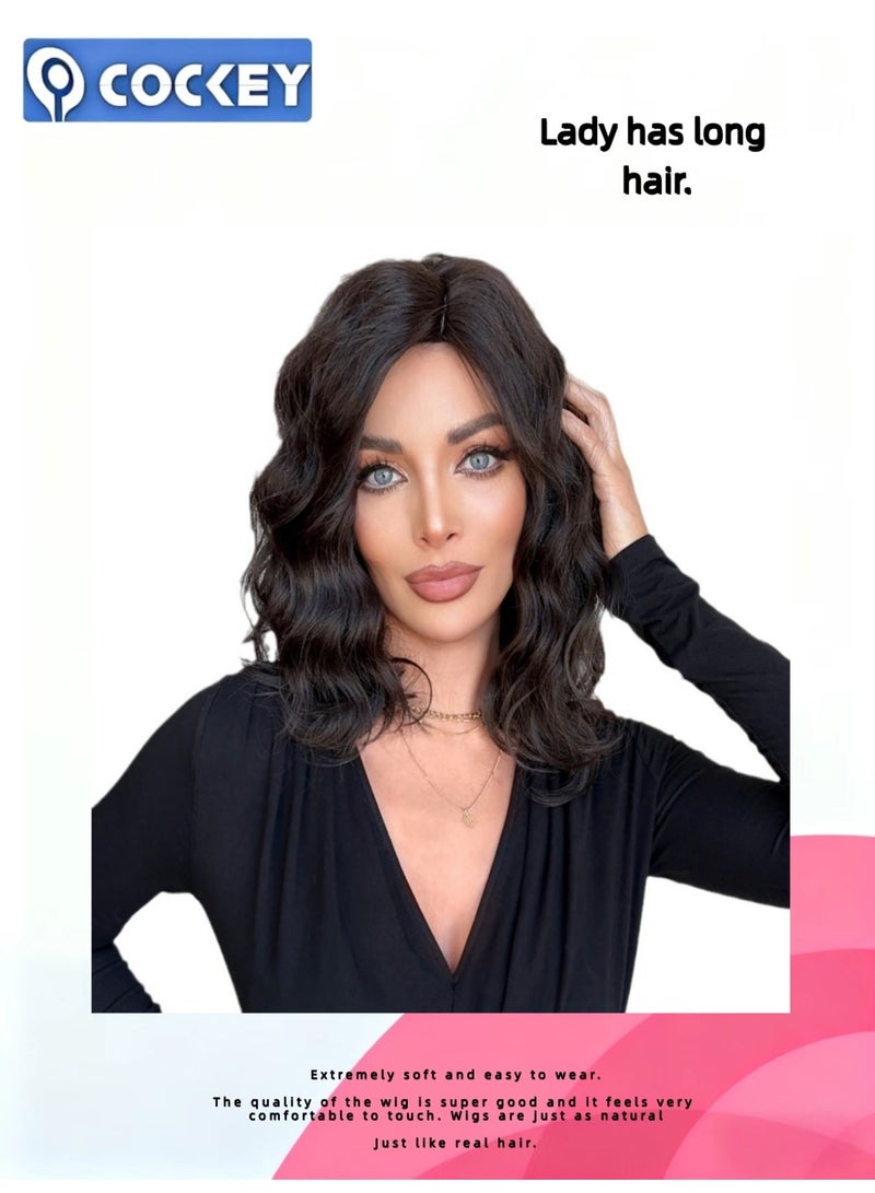 COCKEY Black tea-colored wavy wig is a 16-inch short should-length Bob wig with a curly middle part for women. It looks natural. The synthetic heat-resistant fiber wig is suitable for daily gatherings - Image 2