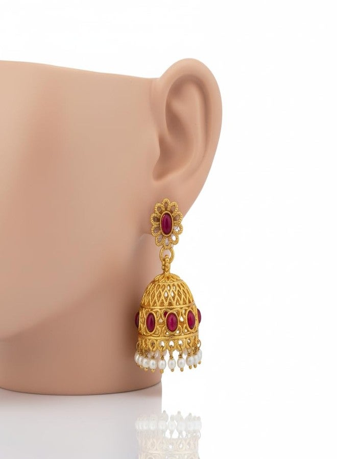 أقراط جومكا تقليدية مطلية بالذهب العتيق من AAIKU للنساء والفتيات | تصميم من حجر الياقوت مع قطرات من اللؤلؤ | مجوهرات زومكي خفيفة الوزن بلمسة نهائية غير لامعة - Image 3