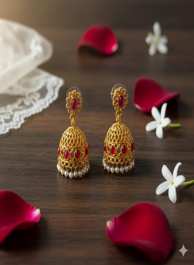 أقراط جومكا تقليدية مطلية بالذهب العتيق من AAIKU للنساء والفتيات | تصميم من حجر الياقوت مع قطرات من اللؤلؤ | مجوهرات زومكي خفيفة الوزن بلمسة نهائية غير لامعة - Image 4