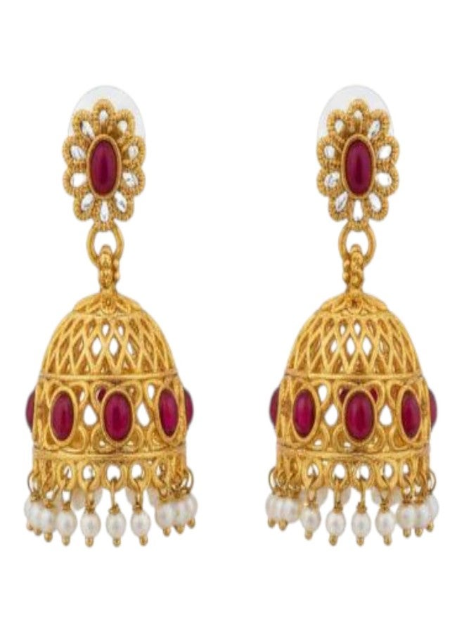 أقراط جومكا تقليدية مطلية بالذهب العتيق من AAIKU للنساء والفتيات | تصميم من حجر الياقوت مع قطرات من اللؤلؤ | مجوهرات زومكي خفيفة الوزن بلمسة نهائية غير لامعة - Image 2