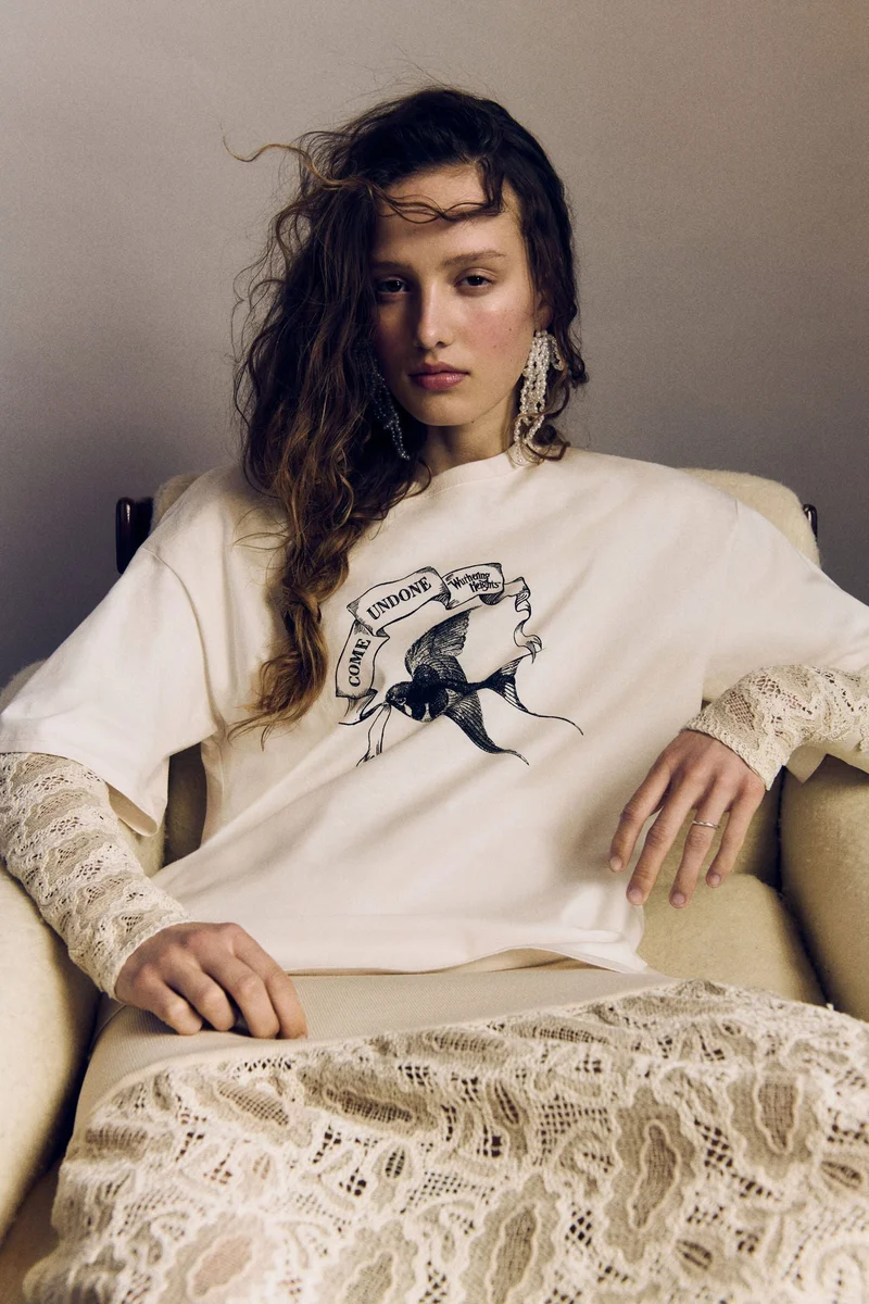 اتش اند ام تي-شيرت فضفاض بطبعة مميزة