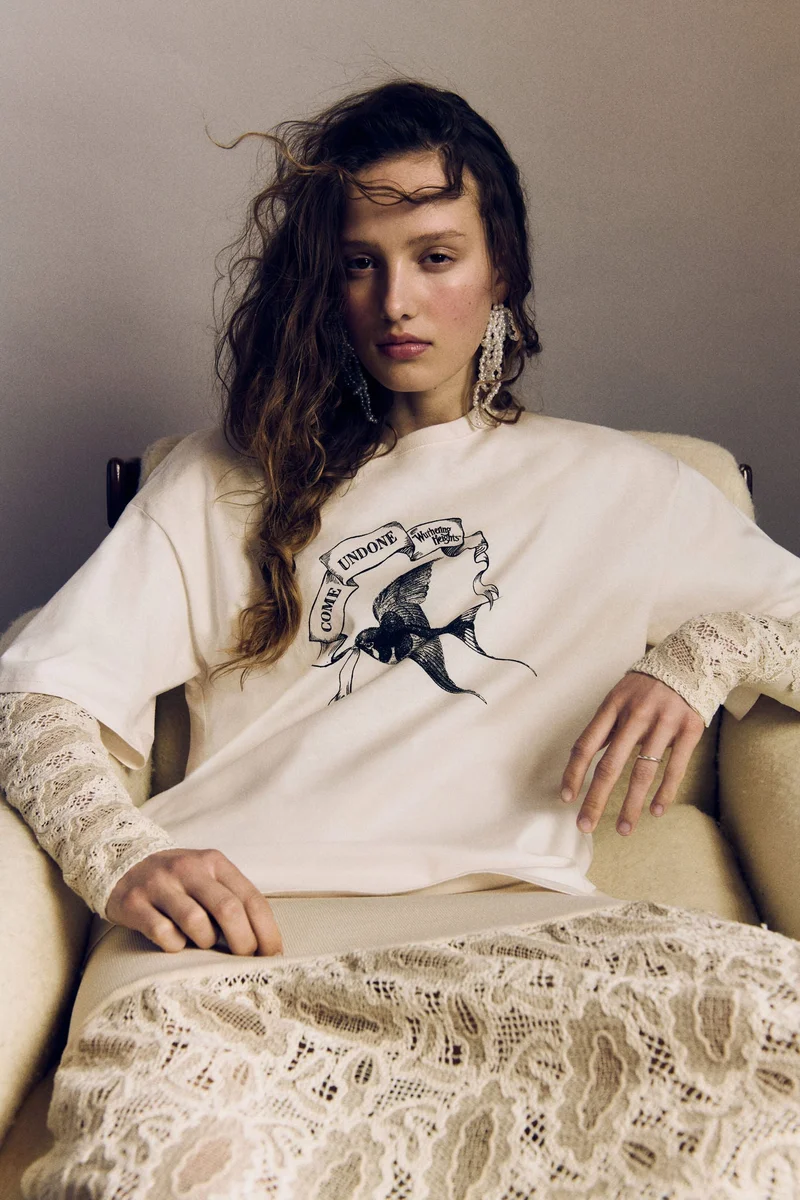 اتش اند ام تي-شيرت فضفاض بطبعة مميزة