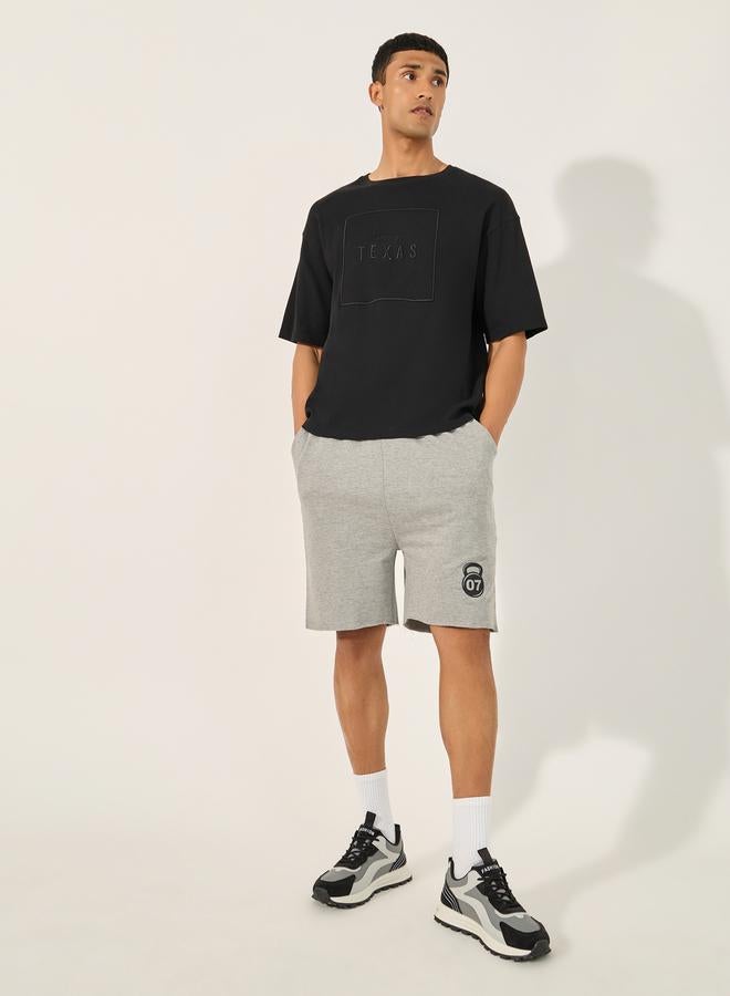 Styli Graphic Print Raw-Edge Hem Shorts  - Image 2