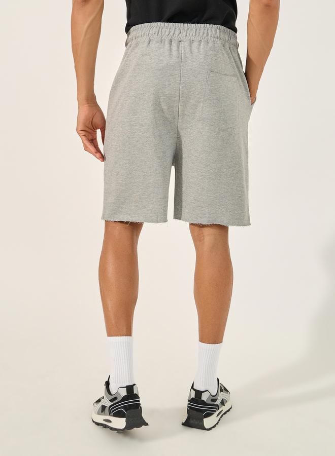 Styli Graphic Print Raw-Edge Hem Shorts  - Image 4