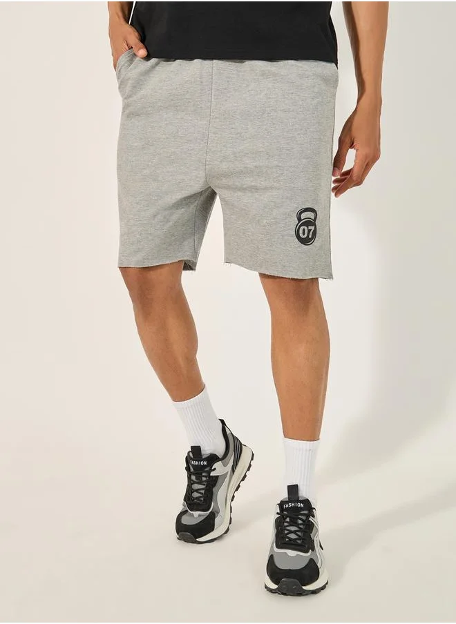 ستايلي Graphic Print Raw-Edge Hem Shorts