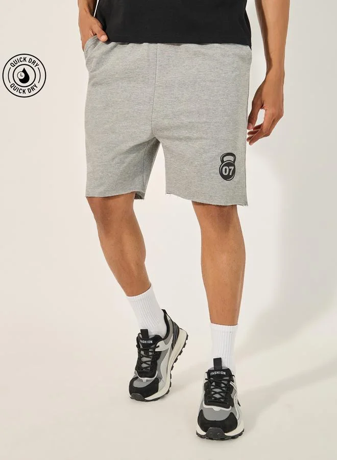 ستايلي اكتيف شورت بطبعة جرافيك وحافة خام