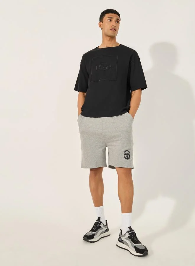 ستايلي اكتيف شورت بطبعة جرافيك وحافة خام