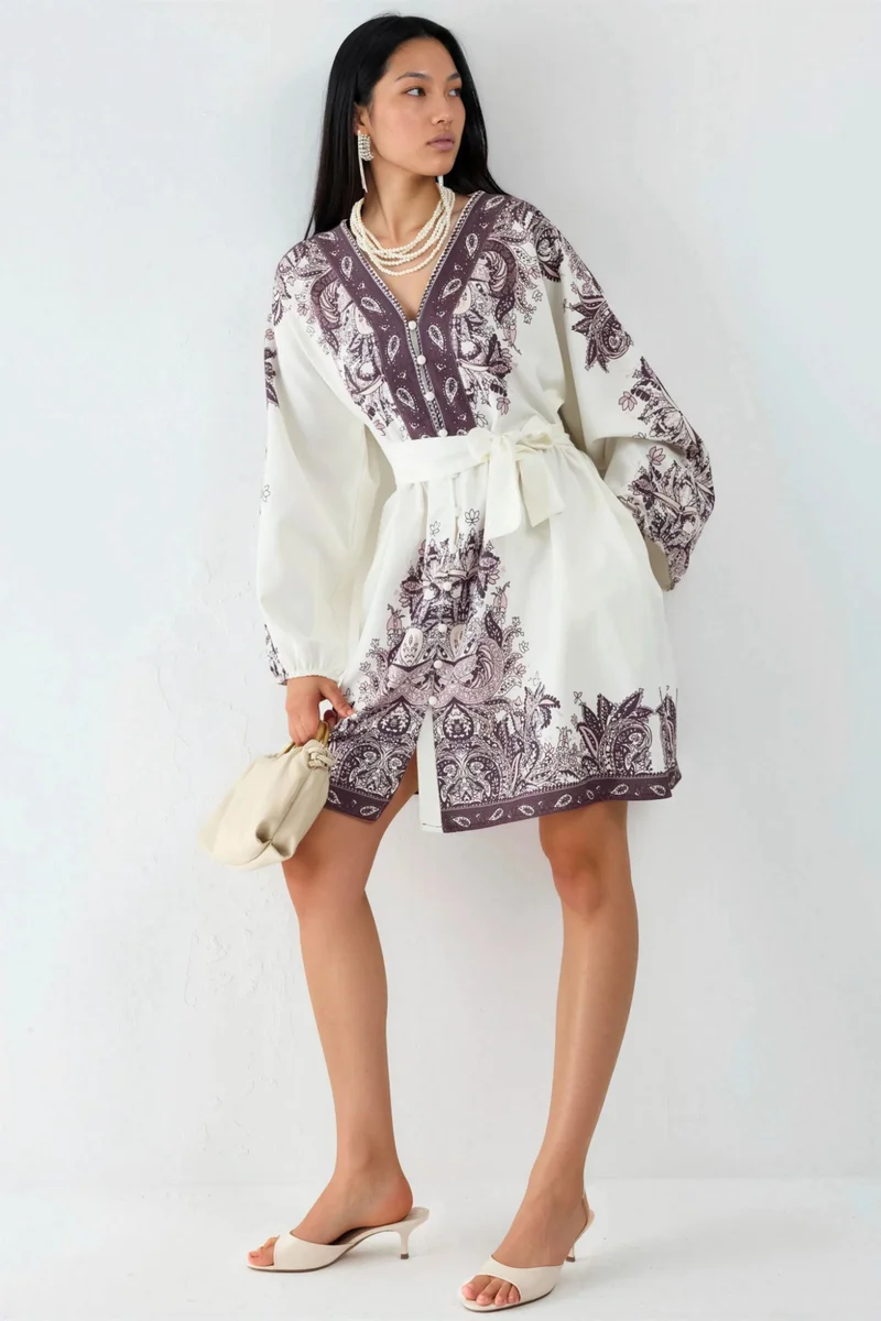 جينيفر Belted Mini Dress with V-Neck in Paisley