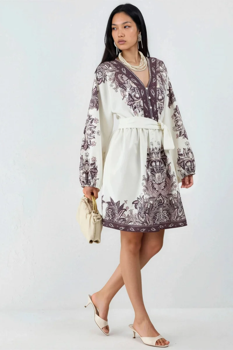 جينيفر Belted Mini Dress with V-Neck in Paisley