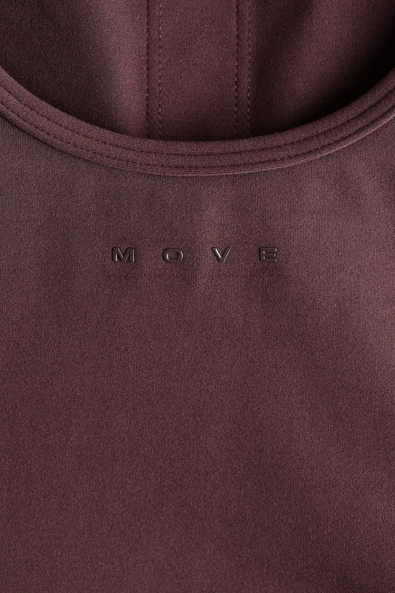 اتش اند ام بلوزة رياضية بحمالات كتف وحمالة صدر داخلية من نسيج سوفت موف™