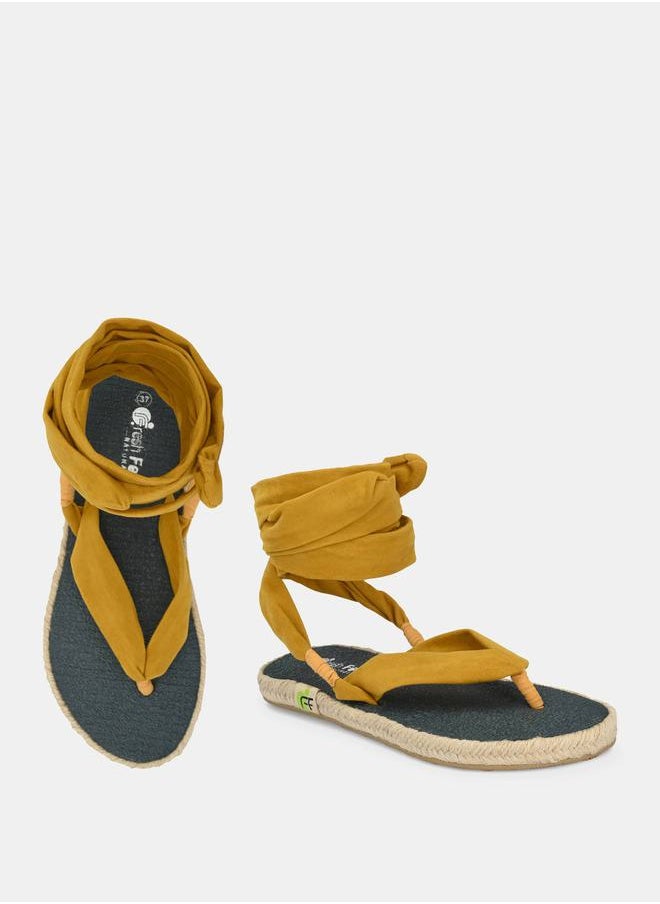 Fresh Feet صندل مسطح برباط على الكاحل وحزام على شكل حرف V  - Image 4