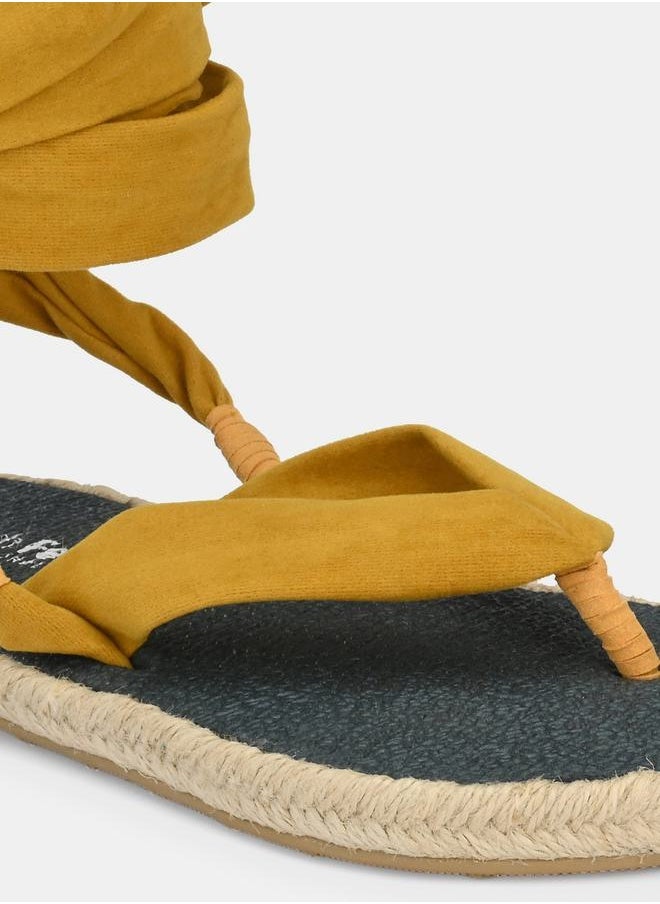 Fresh Feet صندل مسطح برباط على الكاحل وحزام على شكل حرف V  - Image 1