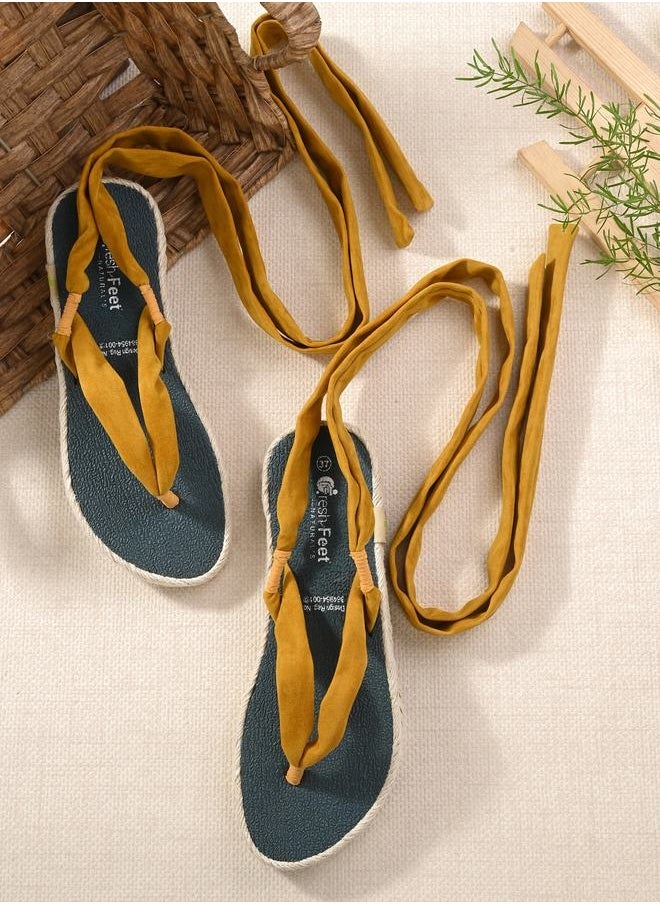 Fresh Feet صندل مسطح برباط على الكاحل وحزام على شكل حرف V  - Image 3
