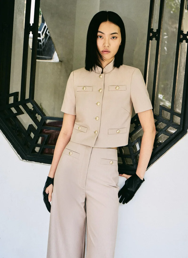 ليتشي سترة بأكمام قصيرة وأزرار كبيرة الحجم