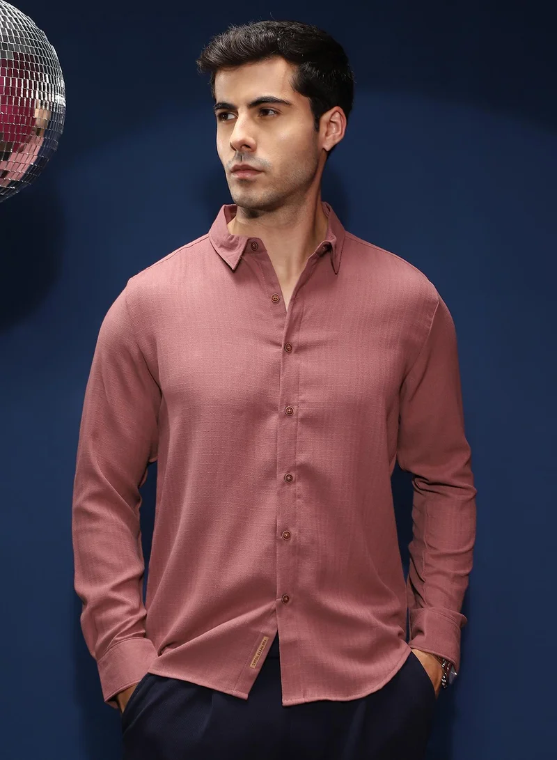 كامبوس سوترا قميص رجالي وردي خوخي سادة منسوج بياقة سبيد وأكمام طويلة بأساور للإغلاق بأزرار، قصة مريحة للارتداء اليومي