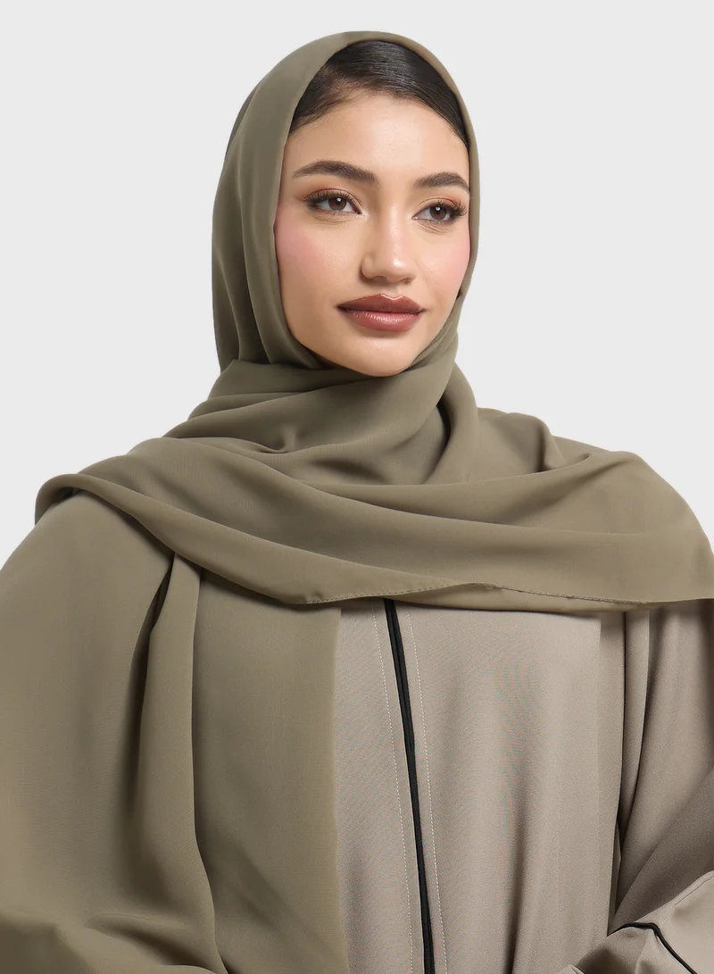 هيا كلوزيت عباية بياقة V وأكمام واسعة