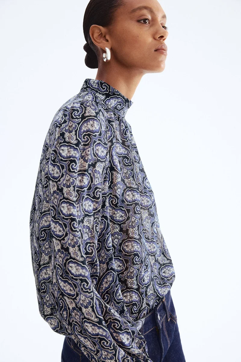 اتش اند ام بلوزة بياقة واقفة