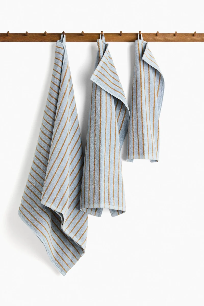 اتش اند ام مناشف للضيوف مخططة