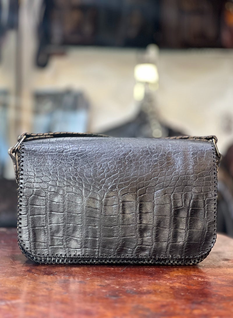 📌 شنطة جلد لازار طبيعي هاند ميد – حجم صغير، تفاصيل كبيرة 👜 مقاس 18×22 سم – تصميم أنيق عملي خفيف وسهل الحمل 💼 مصنوعة يدويًا من جلد لازار طبيعي 100% بلمعة فخمة ومظهر كلاسيكي 🔒 مزودة بـ يد + حزام كروس + 3 جيوب داخلية + بطانة قطيفة ناعمة + قفل ماجنتك 🪡 تقفيل يدوي متقن، تناسب الخروجات اليومية أو المناسبات الخاصة  ✔️ شنطة عملية وعصرية في نفس الوقت ✔️ خفيفة لكنها تشيل كل احتياجاتك ✔️ قطعة أنيقة من Holy of Holies Store – لأنك تستاهلي الأفضل  📦 متاحة الآن والتوصيل متاح لجميع المحافظات - Image 2