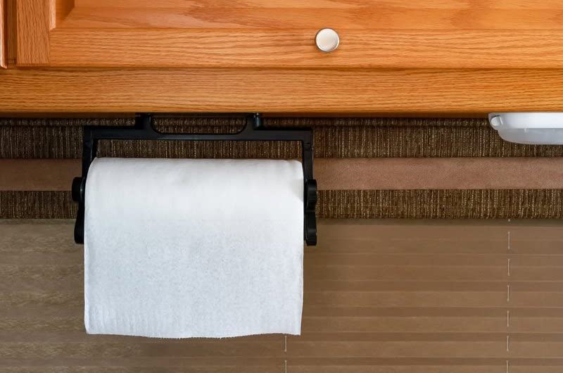 Camco حامل مناديل ورقية قابل للتثبيت أو الحمل من كامكو، يحافظ على نظافة المناديل الورقية، يوفر المساحة في مطبخ سيارتك المنزلية (أسود) (57113) - Image 4