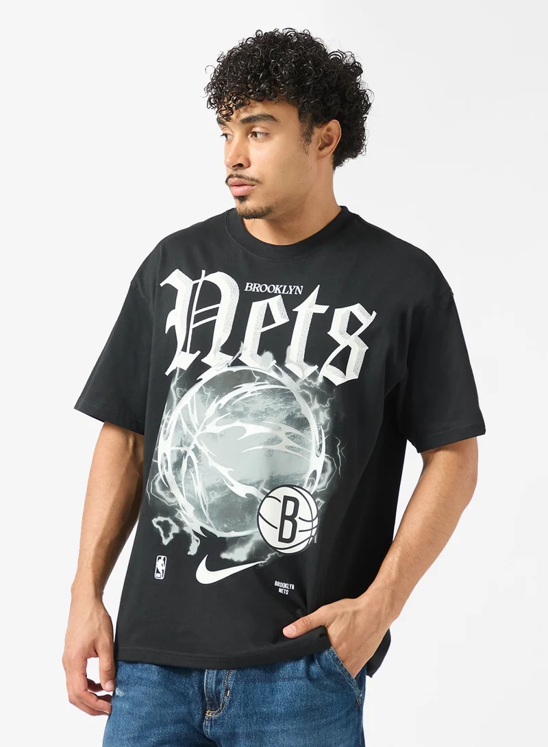 Nike Brooklyn Nets Courtside Half-Court Og Club M90 T-Shirt