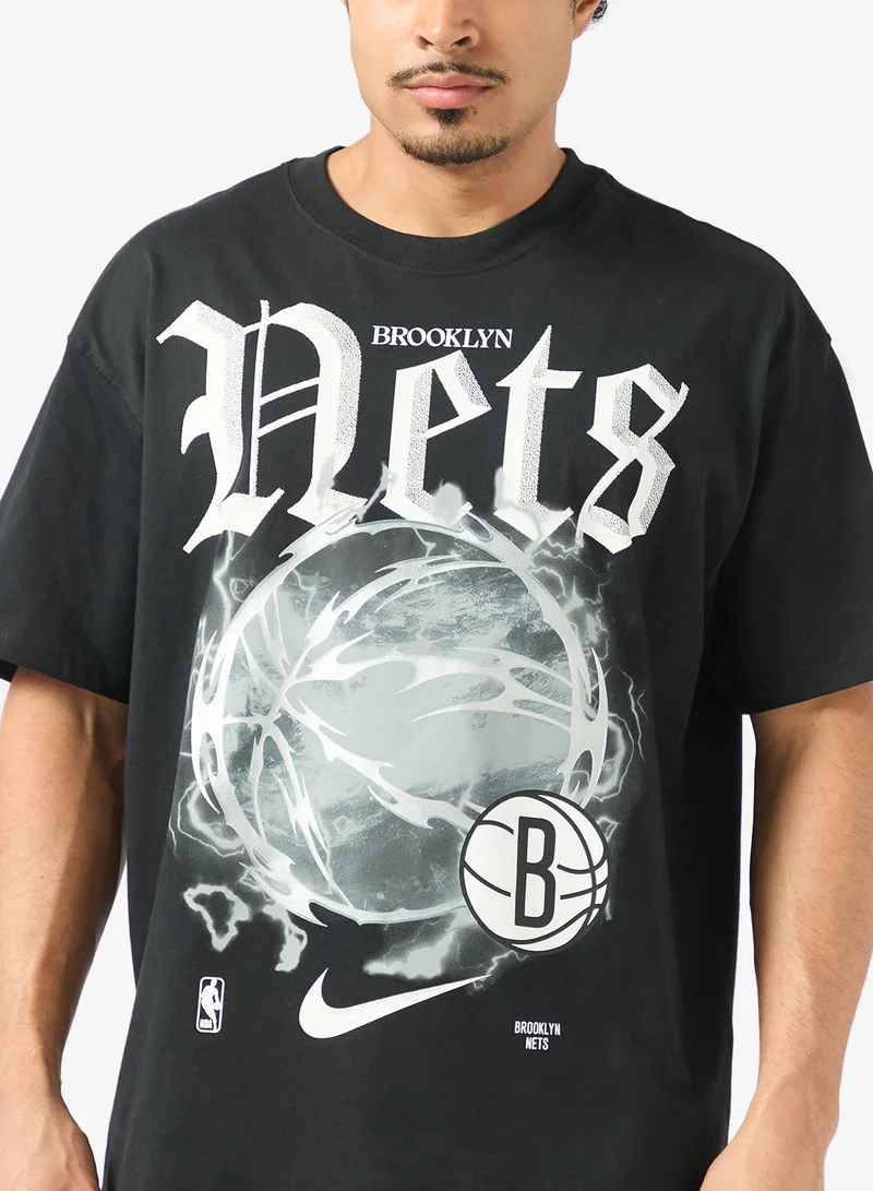 Nike Brooklyn Nets Courtside Half-Court Og Club M90 T-Shirt