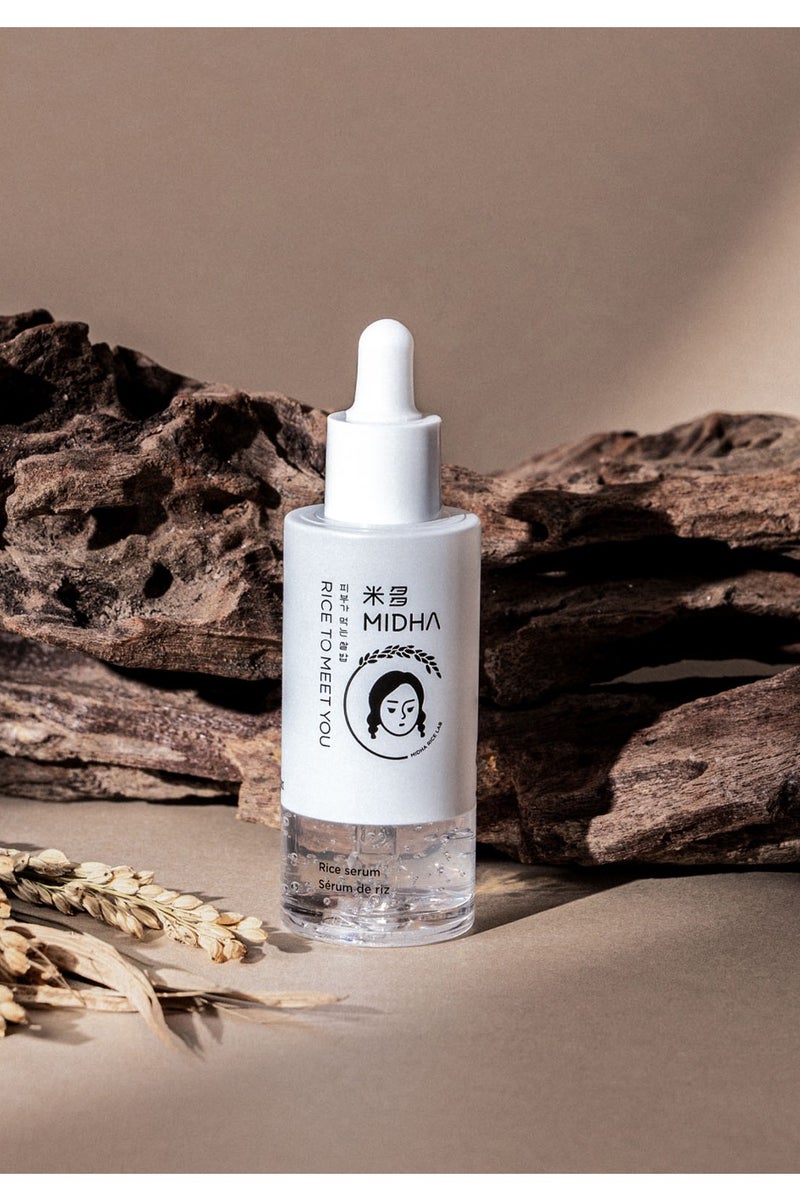 MIDHA Rice Serum 50ml is a lightweight, daily-use serum that helps firm, hydrate, and brighten the skin. It deeply moisturizes while improving elasticity and skin texture.  The serum also supports the skin barrier, protects against environmental stress, and visibly reduces the appearance of fine lines. - Image 1