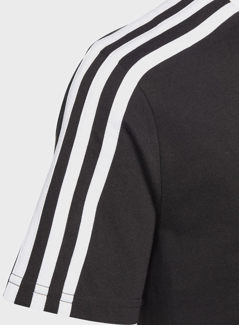 adidas تي شيرت Boyfriend من القطن بقصة فضفاضة بثلاثة خطوط من Essentials