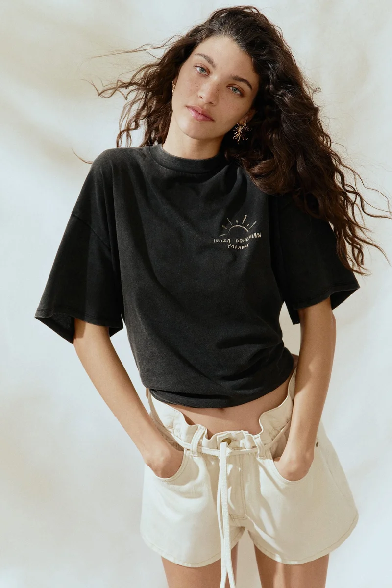 اتش اند ام شورت دنيم بخصر عالٍ مكشكش