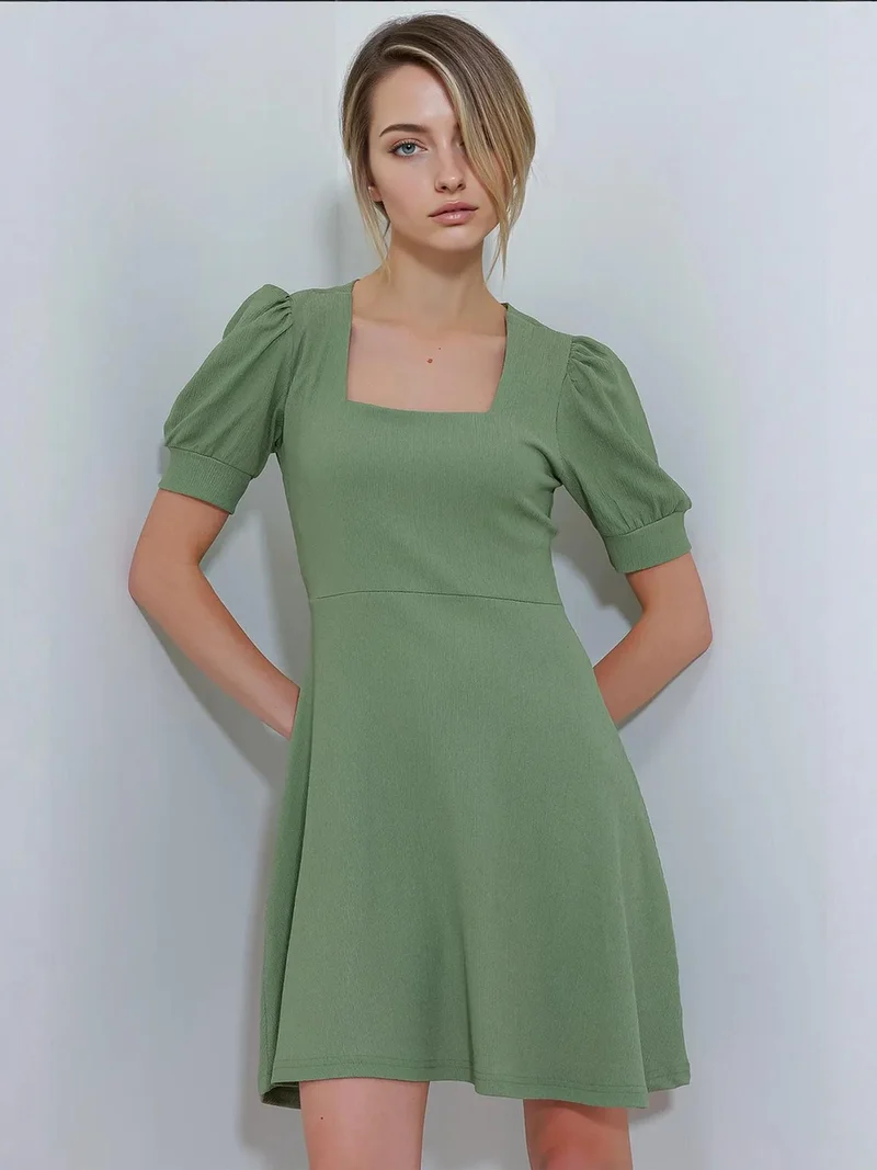 بيغ دارت فستان قصير محبوك بياقة مربعة مزخرف