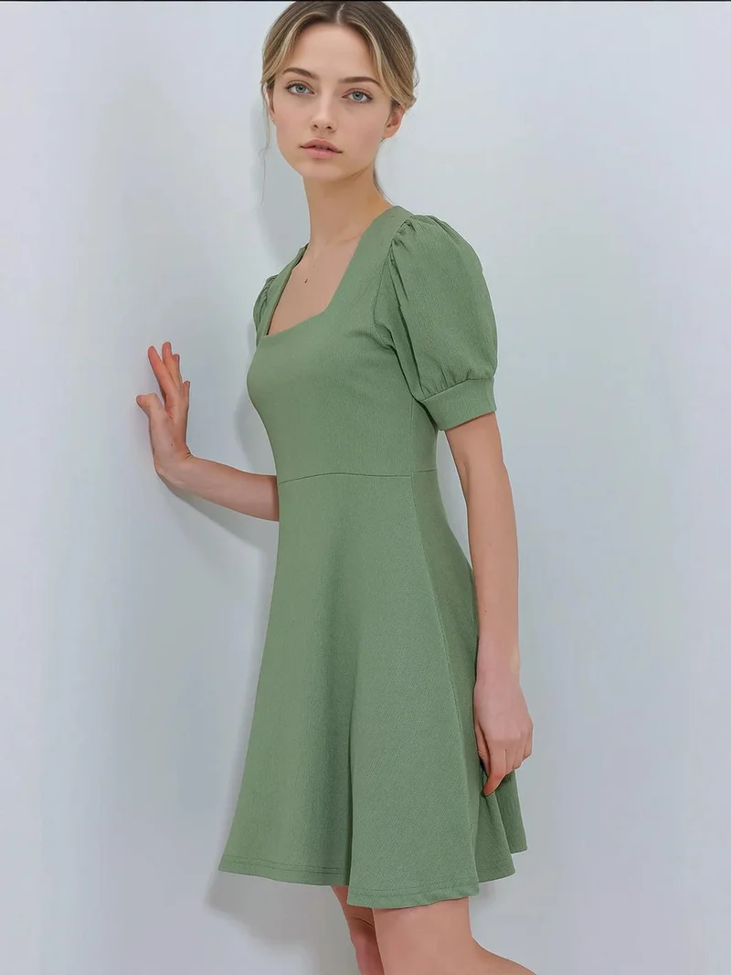 بيغ دارت فستان قصير محبوك بياقة مربعة مزخرف