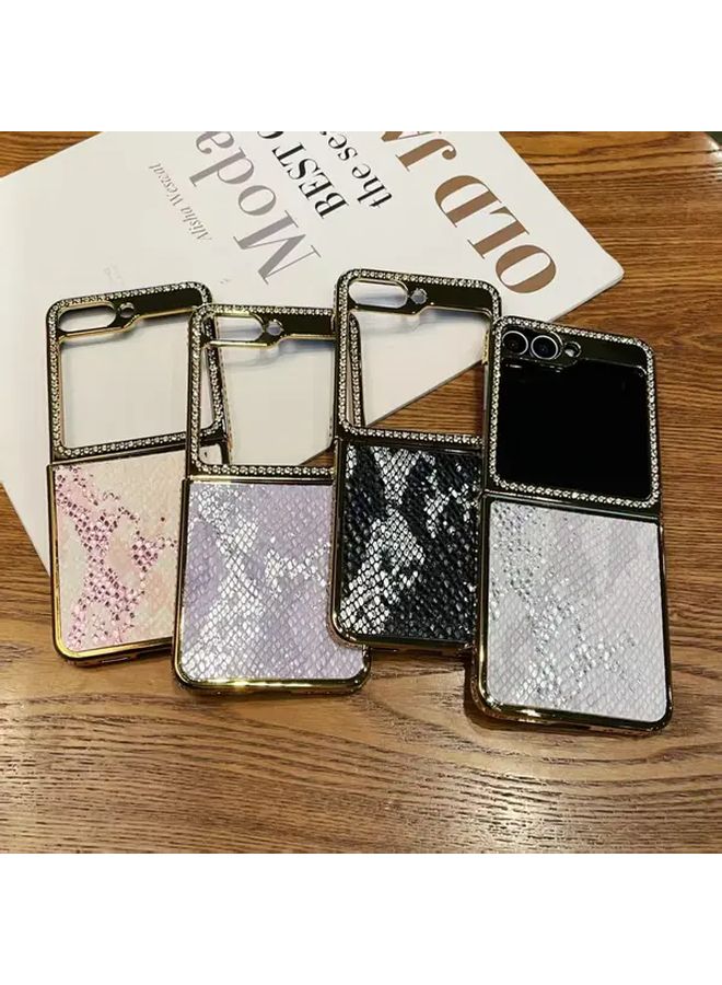 غطاء بتصميم جلد الثعبان باللون البنفسجي الفاتح لهاتف Samsung Z Flip 7 - Image 1