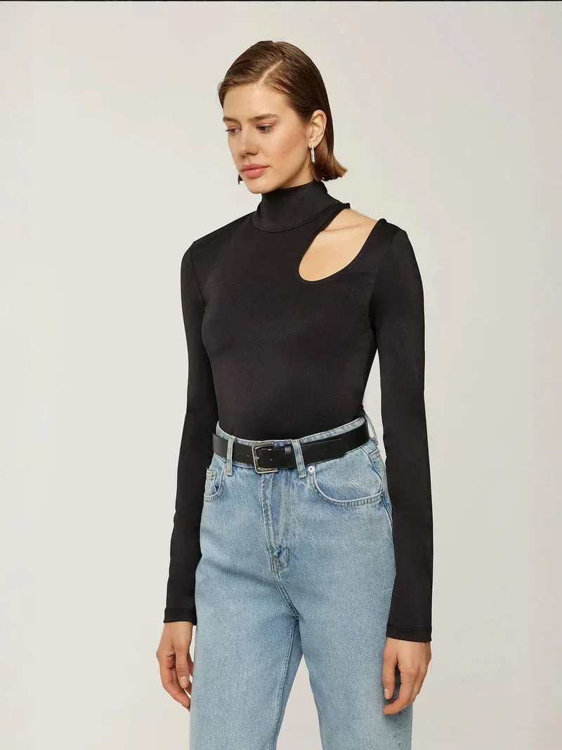 زوبعة بلوزة ضيقة بياقة عالية وفتحة