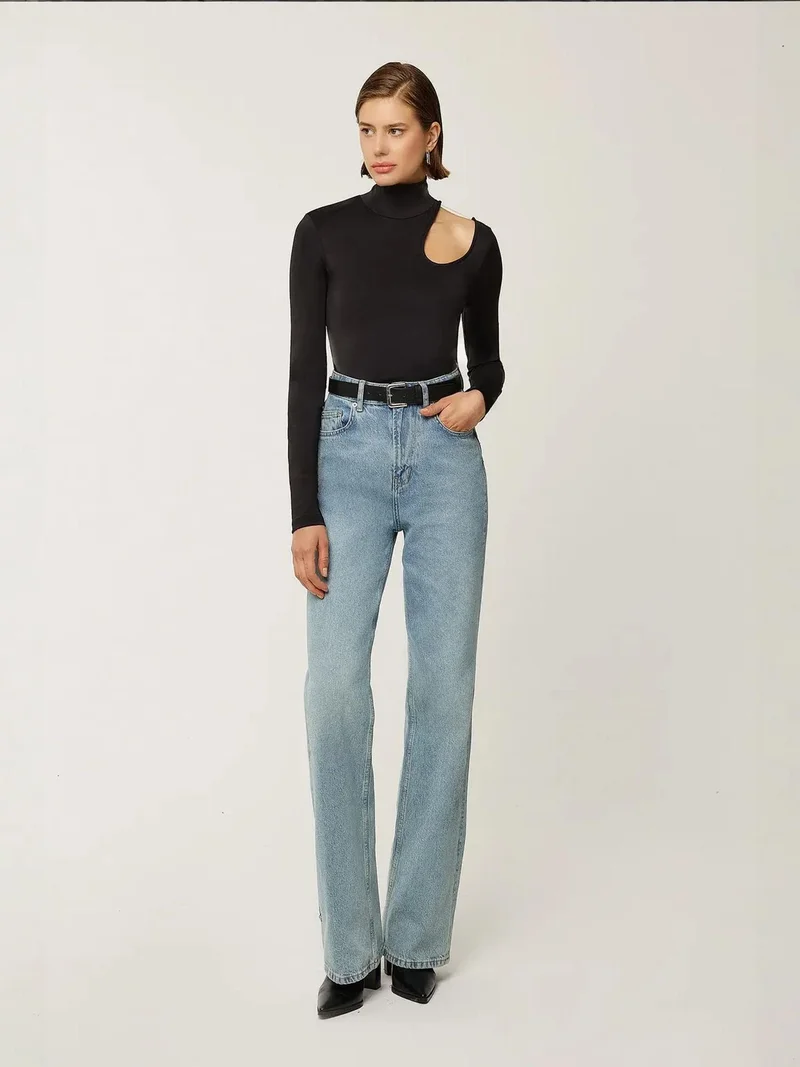 زوبعة بلوزة ضيقة بياقة عالية وفتحة