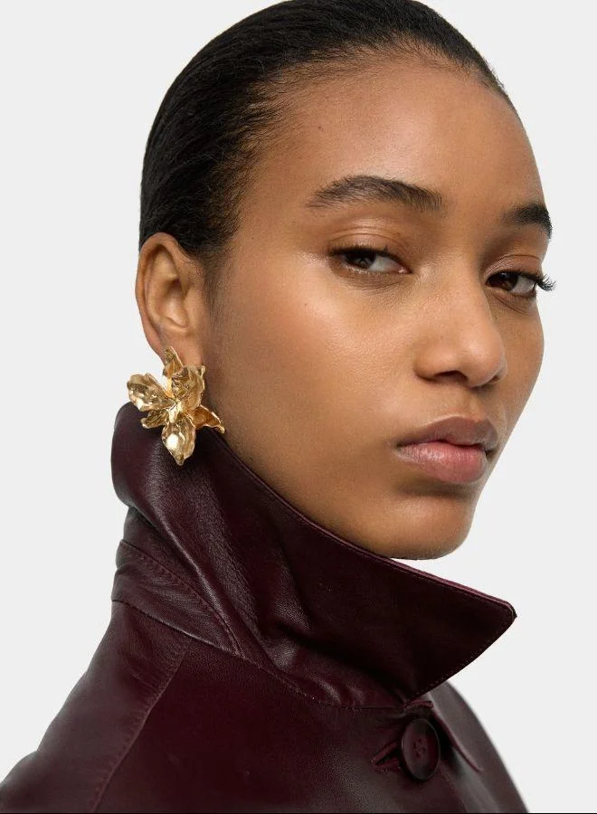 بارفوا أقراط زهرة ماكسي بتفاصيل بارزة باللون الذهبي