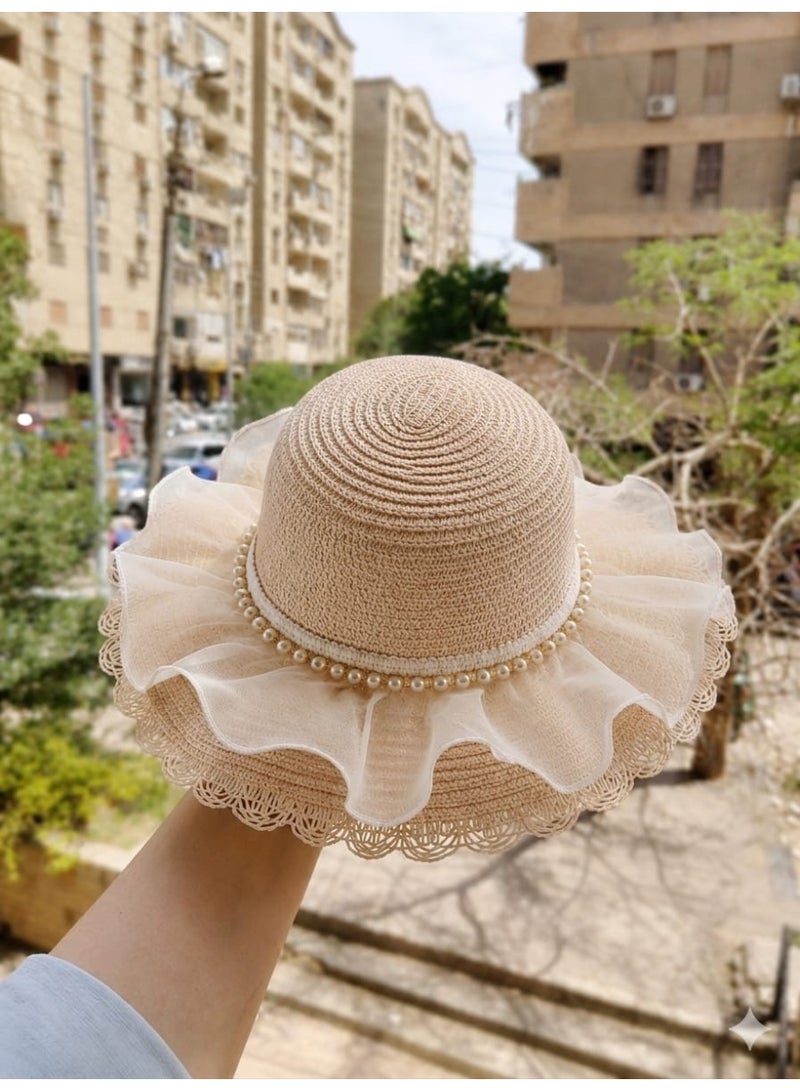 شابو أطفال أنيق بتصميم رقيق ومميز أضيفي لمسة من الأناقة لإطلالة طفلتك مع هذا الشابو الرائع المصمم بشكل جذاب، مصنوع من خامة الخوص بتصميم قبعة شمسية أنيقة مع تزيين بحواف من التل الناعم وطبقة من اللؤلؤ لإطلالة أميرية مميزة. مناسب للمناسبات والخروجات الصيفية، ويمنح طفلتك شكلاً لطيفًا ومميزًا مع حماية من الشمس.