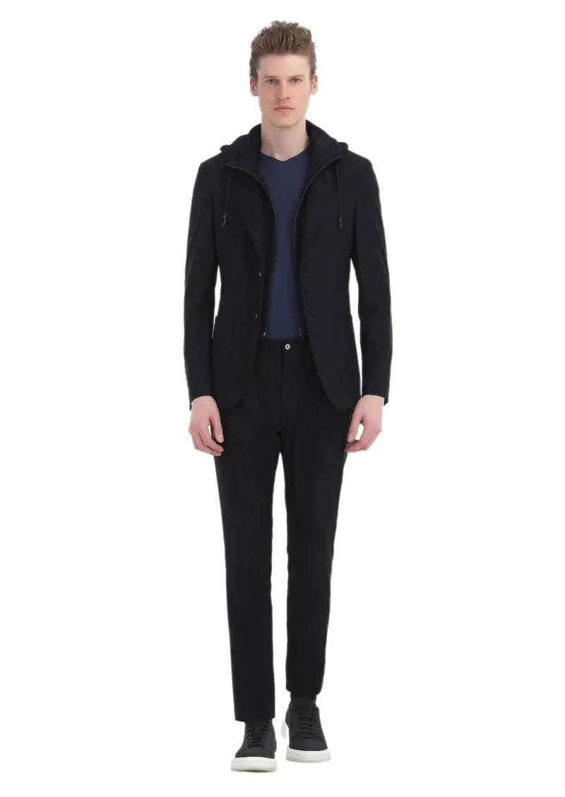 رامسي بدلة سوداء ضيقة للغاية