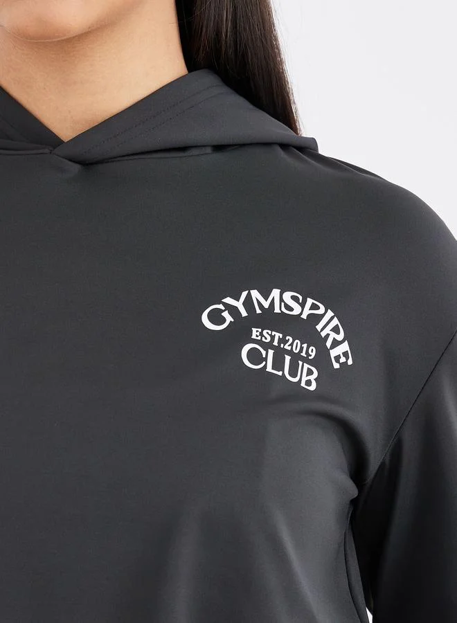 ستايلي بلوزة بغطاء رأس بأكمام طويلة بتفاصيل نصية أمامية وخلفية - إصدار Styli Gymspire