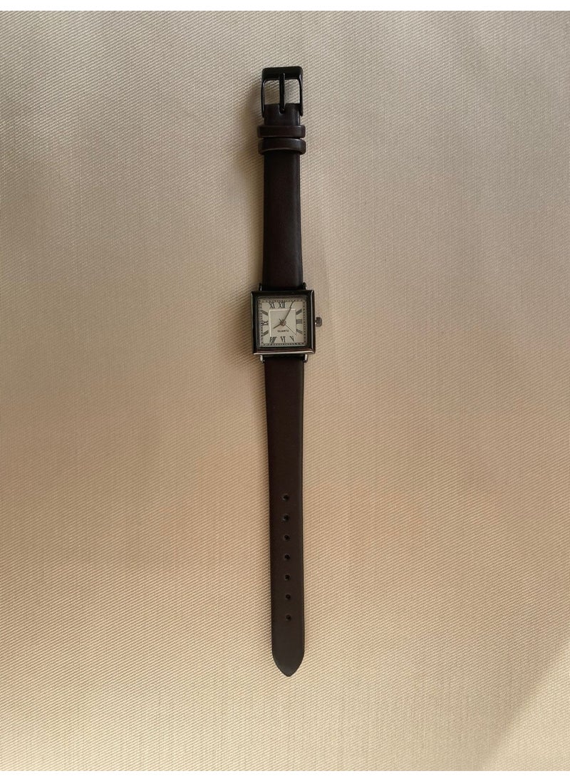 QUARTZ ساعة يد نسائية (بنية مربعة)  - Image 2