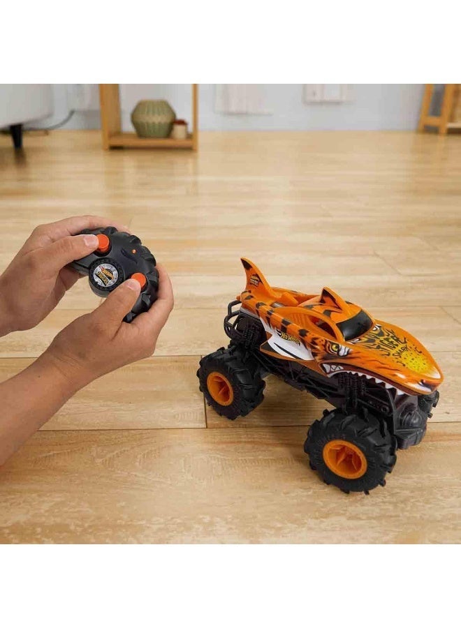 هوت ويلز شاحنة "تايغر شارك" (Tiger Shark) من سلسلة "هوت ويلز مونستر تراكس" (Hot Wheels Monster Trucks) بمقياس 1:24 (HNV03) | شاحنة ألعاب تعمل بالتحكم عن بُعد - Image 4